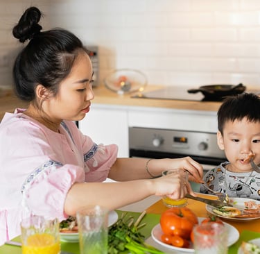 mère avec son enfant à table