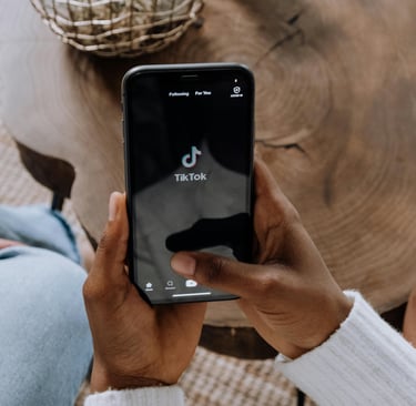 Québec Test - Une personne tenant un smartphone affichant l’écran d’accueil de TikTok