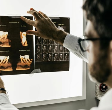 un dentista viendo unas radiografías dentales