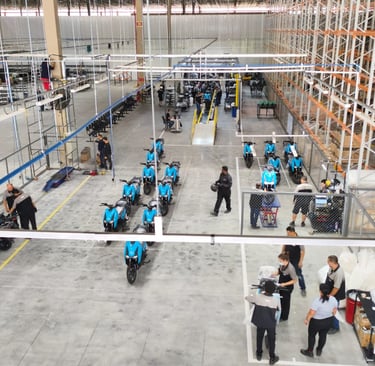 Vista aérea da linha de montagem da DBS Indústria no Polo Industrial de Manaus, com motocicletas elé