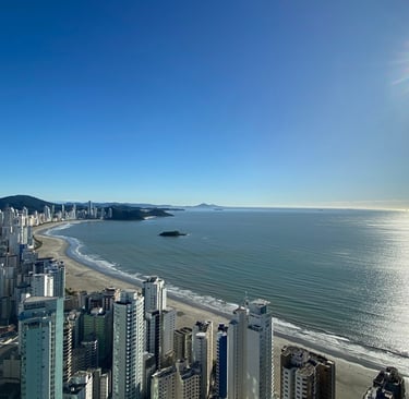 Vista aérea de Balneário Camboriú, num dia de sol com céu azul.