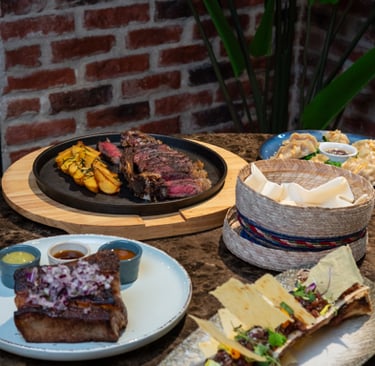 Plato de carne a la parrilla con verduras asadas servido en restaurante, cocina tradicional con pres