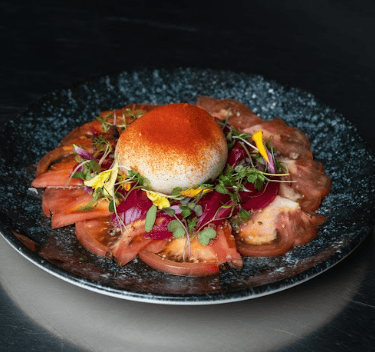 Plato caliente de cocina tradicional con presentación cuidada, elaborado al momento.