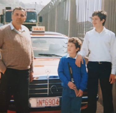 Ο ιδρυτής της Orange Taxi Καβάλα με τους γιους του και το ιστορικό πορτοκαλί ταξί, δεκαετία 1990
