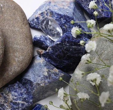 Piedras naturales sobre rocas y flores