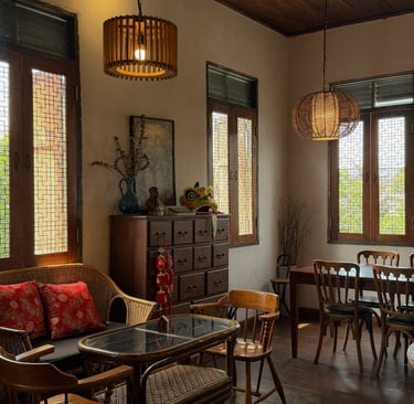 บรรยากาศมุมพักผ่อนในคาเฟ่วินเทจ อาคารเก่า 100 ปี ยงคังคาเฟ่ ย่านท่าวัง