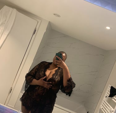 Sable Gold Austria fetish Escort Bathroom Lingerie
