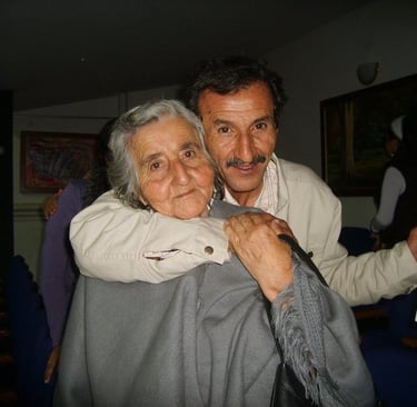 El poeta y escritor  colombiano Jairo Carrasquilla Tobón y su madre.