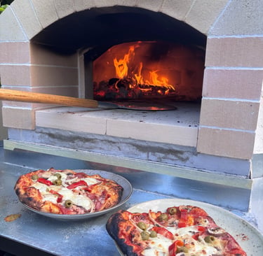 Leckere Pizza vor offenem Feuer