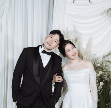 เจ้าสาวและเพื่อนเจ้าสาวจับมือกันในงานแต่งโทนพาสเทล บรรยากาศอบอุ่นและเป็นธรรมชาติ