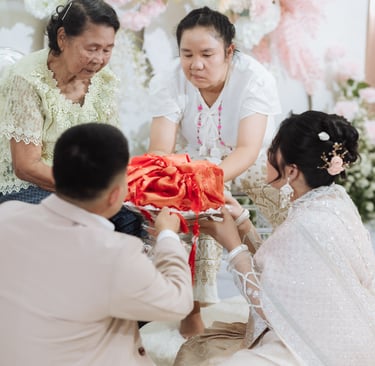 พิธีหมั้นแบบไทย เจ้าบ่าวเจ้าสาวกราบผู้ใหญ่ในงานแต่ง จังหวัดน่าน