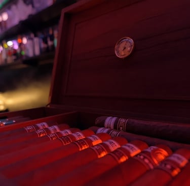 Live torcedor rolling Cuban cigars in Havan