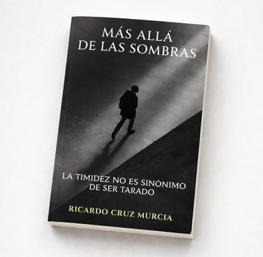 Spanish book cover for Más Allá de las Sombras by Ricardo Cruz Murcia featuring a silhouette in shadows.
