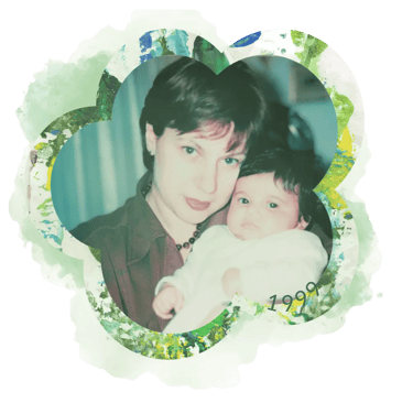 Image d'une mère tenant son bébé contre elle