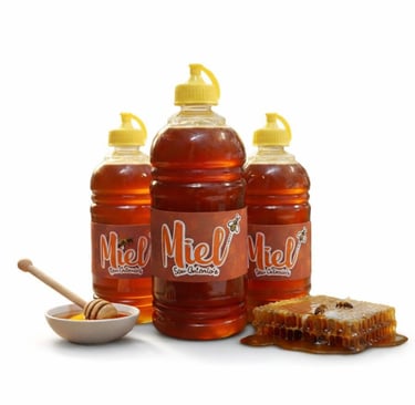 Botellas de miel natural San Antonio’s con panal y cucharón de madera.