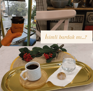 türk kahvesi ile bir bardak su  ve kurabiye bulunan tepsi