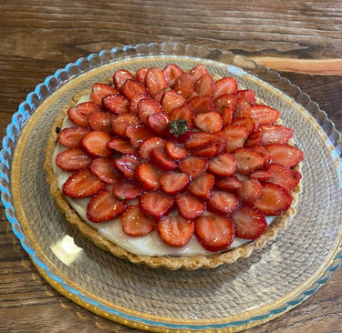 Cafe Boyacıköy ev yapımı pasta ve meyveli tart servisi.