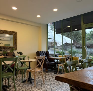 yeşil ve mavi tonlarında boyanmış duvarları olan cosy bir cafenin sıcak bir köşesi