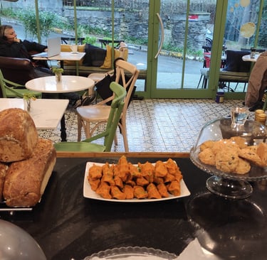 kafenin içinde sıcak ve samimi bir ortamda ekmek yapımı atölyesinin keyfini çıkaran konuklar