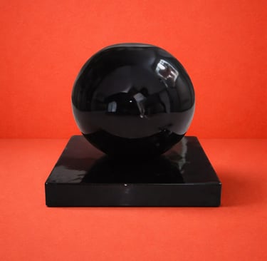 decoración de bola negra en fibra de vidrio