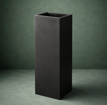 maceta negra alta en fibra de vidrio