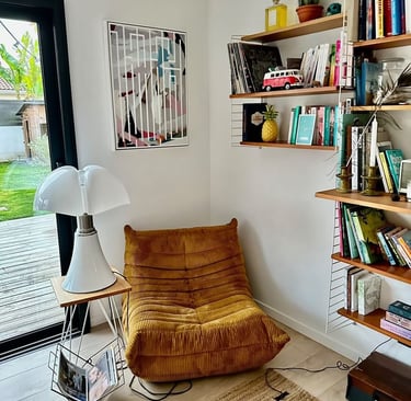 coin lecture design lampe et canapé