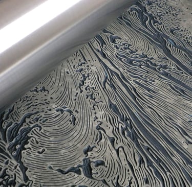 Plaque de linoléum gravé sous rouleau de presse