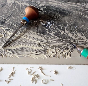 photographie de gouges et de plaque de linoléum gravé. 