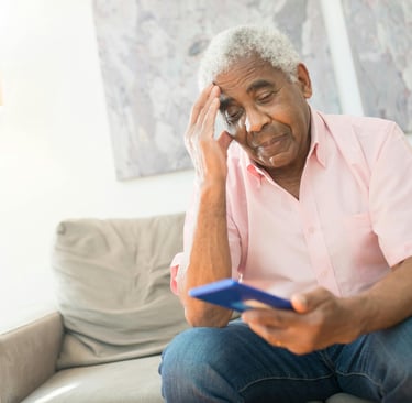 Idoso aguardando resposta de algo pelo celular. Imagem Pexels Kampus Productions