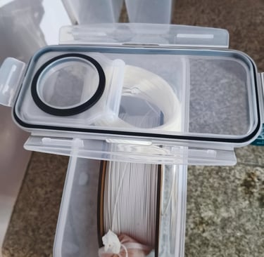 Caixa com sistema de vácuo para armazenamento de filamento de impressão 3D