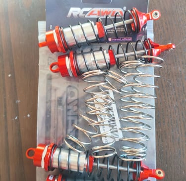 Amortecedores RCAWD Big Bore em metal com molas para carros RC sobre embalagem