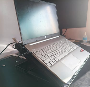 Laptop em base de arrefecimento com ventoinhas e suporte inclinado
