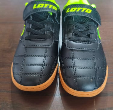 Sapatilhas infantis Lotto pretas com sola castanha e fecho de velcro