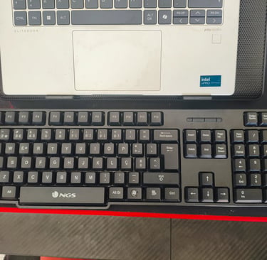Teclado wireless NGS com layout português completo e teclado numérico