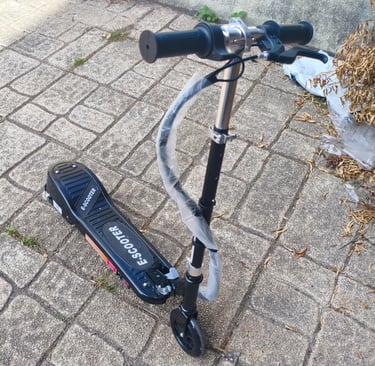 Trotinete elétrica para crianças com estrutura leve e design compacto em exterior