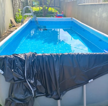 Piscina Bestway Steel Pro Max montada no jardim com água limpa e escada de acesso