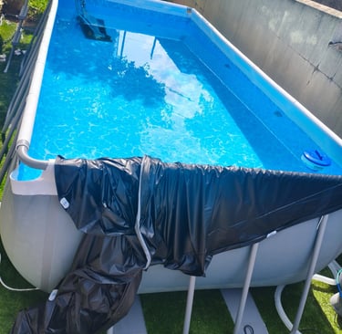 Piscina familiar exterior com estrutura metálica, escada e sistema de limpeza