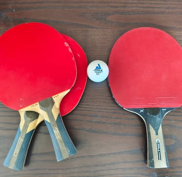 Análise de durabilidade e aderência em raquetes de ténis de mesa com bola branca Joola.