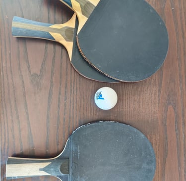 Kit de ténis de mesa com três raquetes de ping pong clássicas de madeira e uma bola.