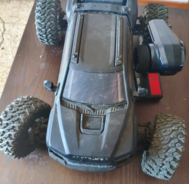 Carro telecomandado da marca ARRMA modelo Big Rock escala 1:10 monster truck elétrico 4x4.