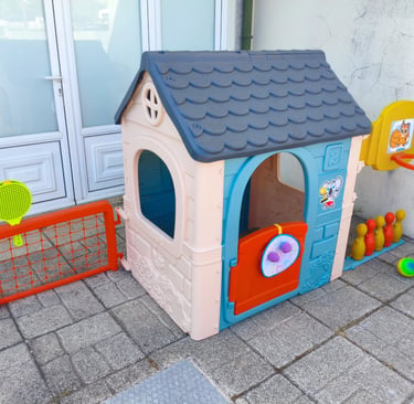 Casinha de brinquedo Feber Casual House com atividades e multijogos de exterior para crianças.