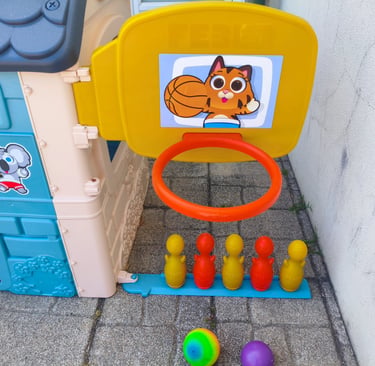 Análise da tabela de basquetebol e jogo de bowling acoplados na casinha infantil Feber Casual House.