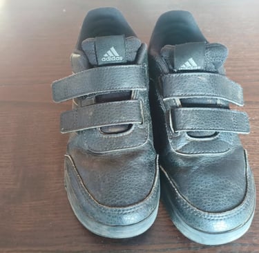 Sapatilhas desportivas infantis Adidas pretas com duas tiras de velcro para escola ou desporto.