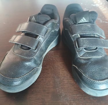 Análise de durabilidade e desgaste de sapatilhas pretas escolares com velcro após testes de uso diár