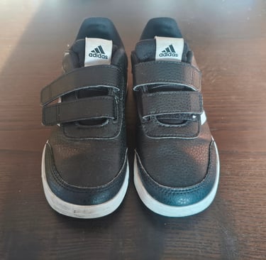 Sapatilhas infantis Adidas Tensaur Sport 2.0 pretas com fecho de velcro.