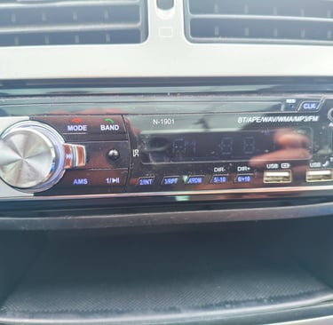 Análise das entradas USB, ranhura para cartões MicroSD e ecrã digital do auto-rádio N-1901.
