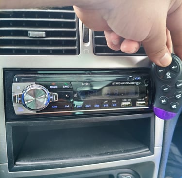 Análise de funções Bluetooth e emparelhamento no auto-rádio N-1901 de 1 DIN com comando de volante.
