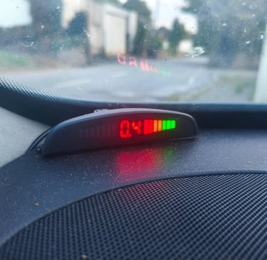 Display LED colorido do kit de sensores de estacionamento Aiupt a mostrar distância
