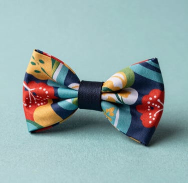 Pajarita floral hecha a mano con un colorido estampado botánico en rojo, amarillo y azul