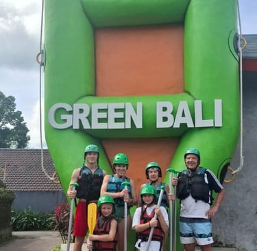 Excursion rafting à Bali avec guide francophone et rivière tropicale